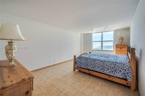Condo in Hollywood, Florida, 2 bedrooms  № 2000033 - photo 18