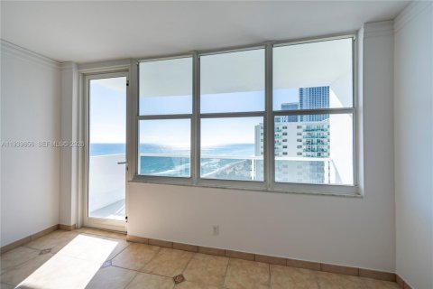 Condo in Hollywood, Florida, 2 bedrooms  № 2000033 - photo 15