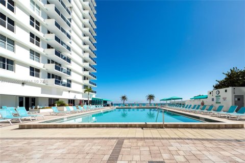 Condo in Hollywood, Florida, 2 bedrooms  № 2000033 - photo 22