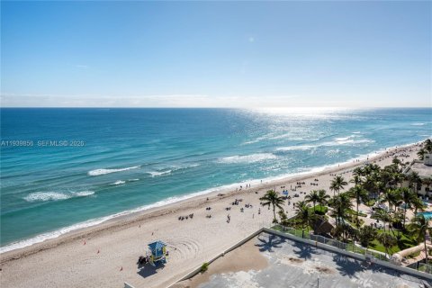 Condo in Hollywood, Florida, 2 bedrooms  № 2000033 - photo 29