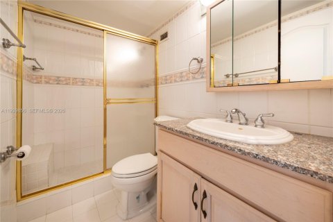 Condo in Hollywood, Florida, 2 bedrooms  № 2000033 - photo 16