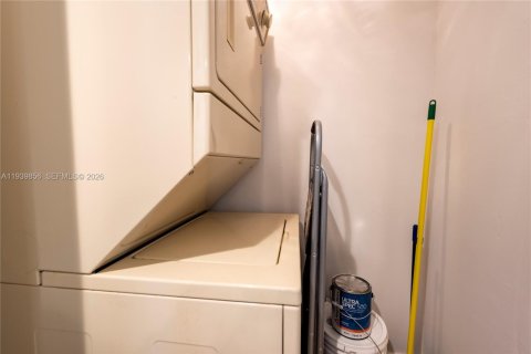 Condo in Hollywood, Florida, 2 bedrooms  № 2000033 - photo 9