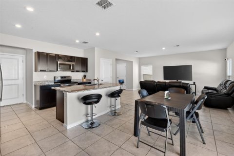 House in Haines City, Florida 4 bedrooms, 178.37 sq.m. № 2210811 - photo 4