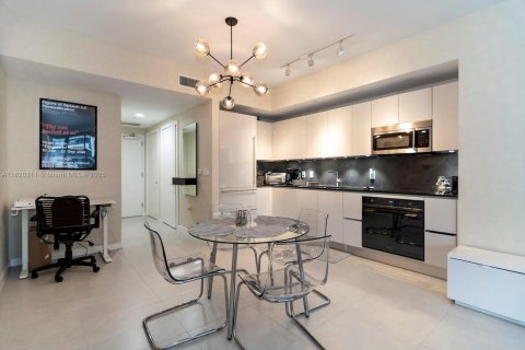 Condo in Miami, Florida, 1 bedroom  № 1937555 - photo 2