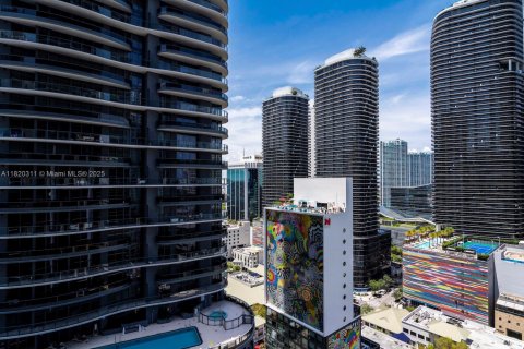 Condo in Miami, Florida, 1 bedroom  № 1937555 - photo 11
