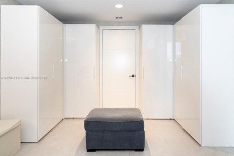 Condo in Miami, Florida, 1 bedroom  № 1937555 - photo 18