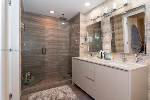 Condo in Miami, Florida, 1 bedroom  № 1937555 - photo 19