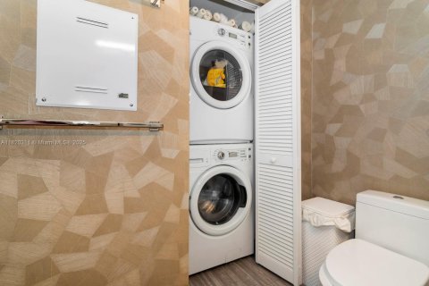 Condo in Miami, Florida, 1 bedroom  № 1937555 - photo 21