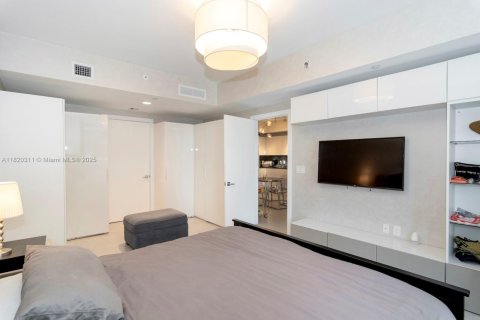 Condo in Miami, Florida, 1 bedroom  № 1937555 - photo 17