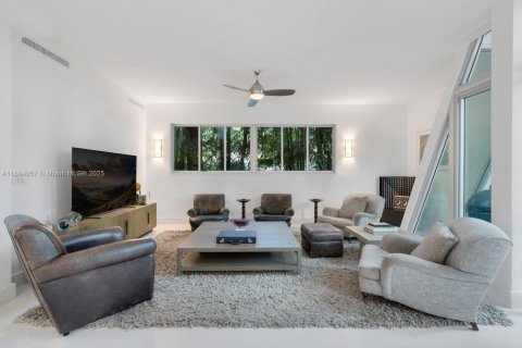 House in Miami, Florida 5 bedrooms, 433.85 sq.m. № 1932820 - photo 9