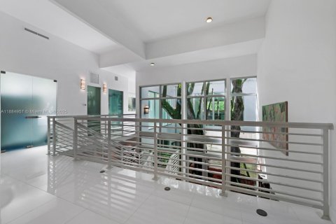 House in Miami, Florida 5 bedrooms, 433.85 sq.m. № 1932820 - photo 11