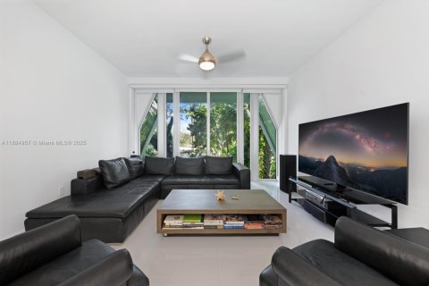 House in Miami, Florida 5 bedrooms, 433.85 sq.m. № 1932820 - photo 17