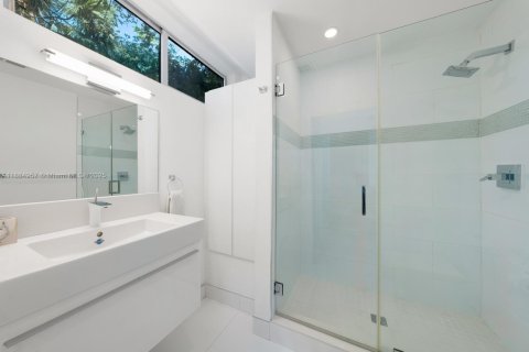House in Miami, Florida 5 bedrooms, 433.85 sq.m. № 1932820 - photo 21