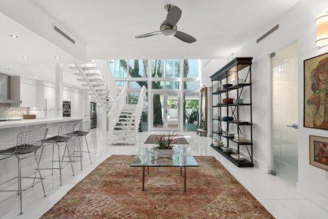 House in Miami, Florida 5 bedrooms, 433.85 sq.m. № 1932820 - photo 5