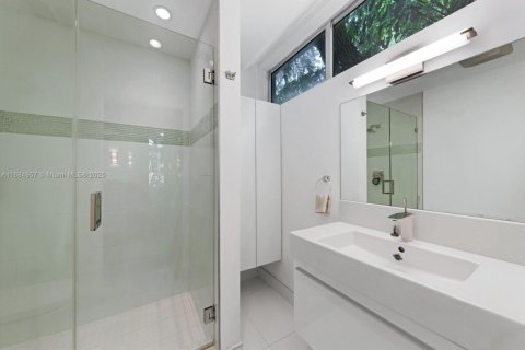 House in Miami, Florida 5 bedrooms, 433.85 sq.m. № 1932820 - photo 19