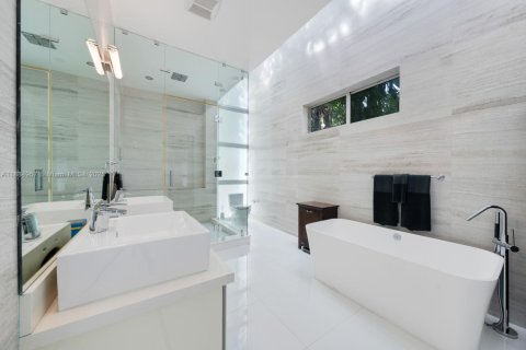 House in Miami, Florida 5 bedrooms, 433.85 sq.m. № 1932820 - photo 14