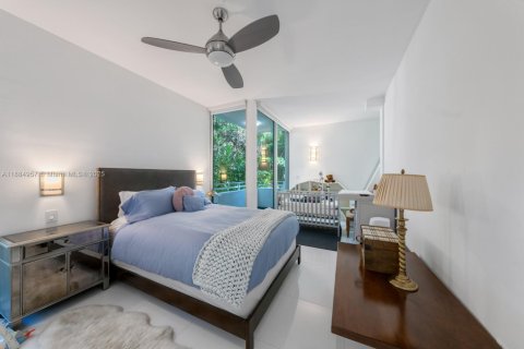 House in Miami, Florida 5 bedrooms, 433.85 sq.m. № 1932820 - photo 18