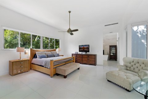 House in Miami, Florida 5 bedrooms, 433.85 sq.m. № 1932820 - photo 12
