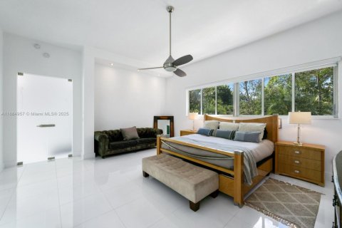 House in Miami, Florida 5 bedrooms, 433.85 sq.m. № 1932820 - photo 13