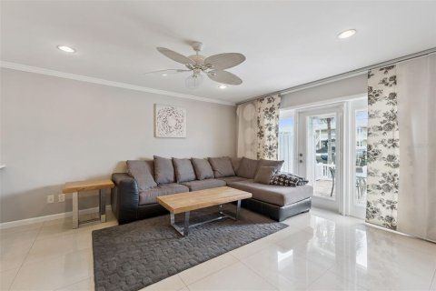 Condo in Saint Petersburg, Florida, 2 bedrooms  № 2234664 - photo 8