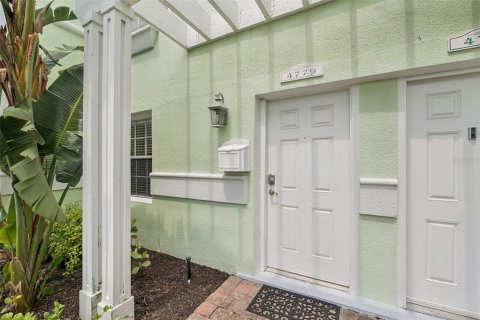 Condo in Saint Petersburg, Florida, 2 bedrooms  № 2234664 - photo 2