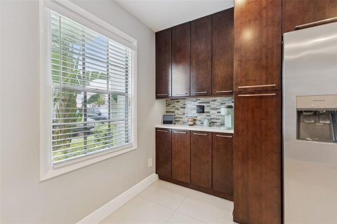 Condo in Saint Petersburg, Florida, 2 bedrooms  № 2234664 - photo 16