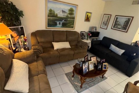 Townhouse in Miami, Florida 3 bedrooms № 2052957 - photo 17