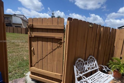 Townhouse in Miami, Florida 3 bedrooms № 2052957 - photo 27