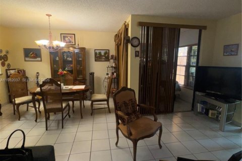 Townhouse in Miami, Florida 3 bedrooms № 2052957 - photo 18