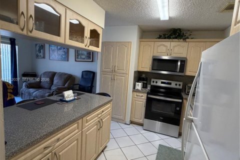 Townhouse in Miami, Florida 3 bedrooms № 2052957 - photo 9