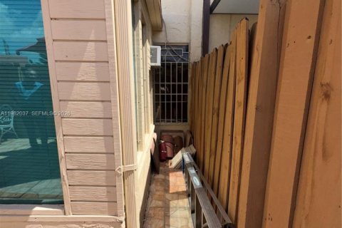 Townhouse in Miami, Florida 3 bedrooms № 2052957 - photo 29