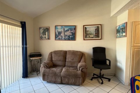 Townhouse in Miami, Florida 3 bedrooms № 2052957 - photo 11