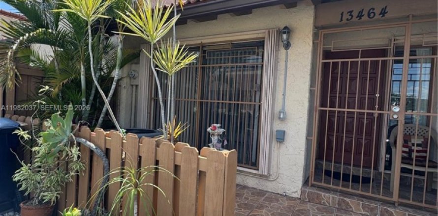 Townhouse in Miami, Florida 3 bedrooms № 2052957