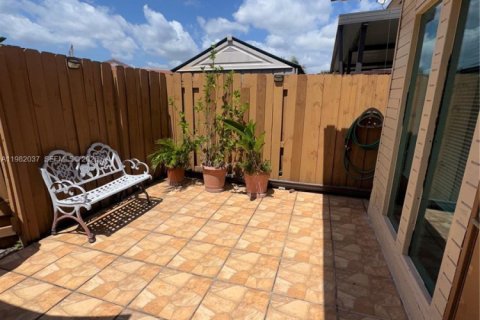 Townhouse in Miami, Florida 3 bedrooms № 2052957 - photo 23