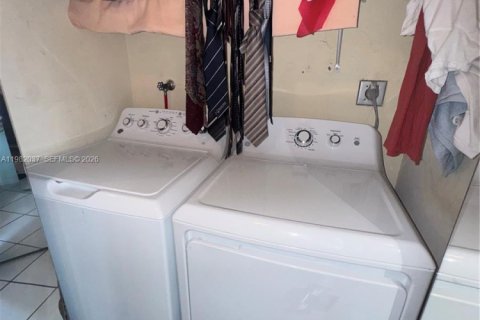 Townhouse in Miami, Florida 3 bedrooms № 2052957 - photo 5