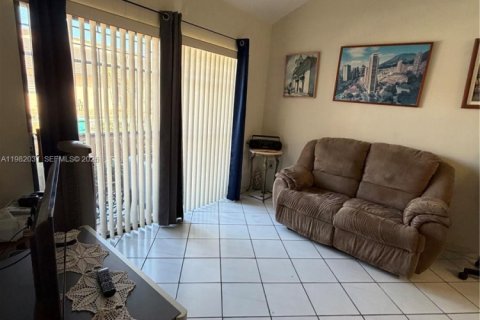 Townhouse in Miami, Florida 3 bedrooms № 2052957 - photo 13