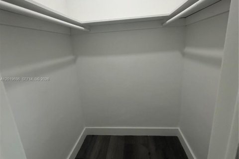 Снять в аренду виллу или дом в Халландейл-Бич, Флорида 2 спальни, 182.74м2, № 2256708 - фото 2