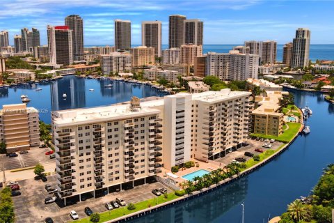 Купить кондоминиум в Халландейл-Бич, Флорида 1 спальня, 85.93м2, № 1982447 - фото 1