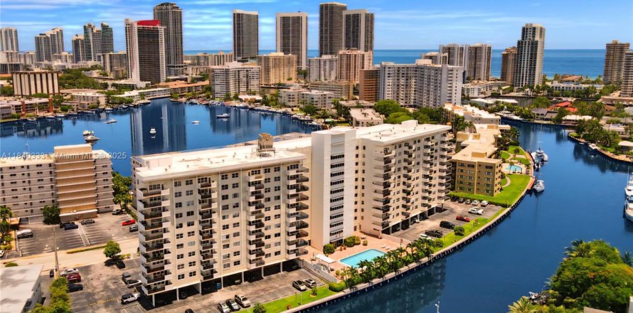 Кондоминиум с 1 спальней в Халландейл-Бич, Флорида № 1982447