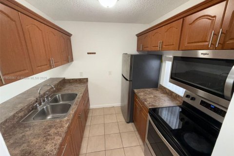 Condo in Miramar, Florida, 2 bedrooms  № 2037916 - photo 5