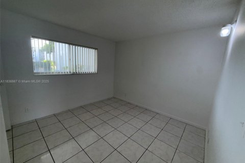 Condo in Miramar, Florida, 2 bedrooms  № 2037916 - photo 11