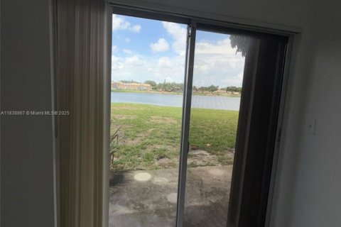 Condo in Miramar, Florida, 2 bedrooms  № 2037916 - photo 3