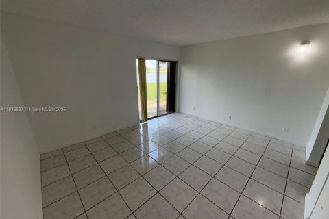 Condo in Miramar, Florida, 2 bedrooms  № 2037916 - photo 9