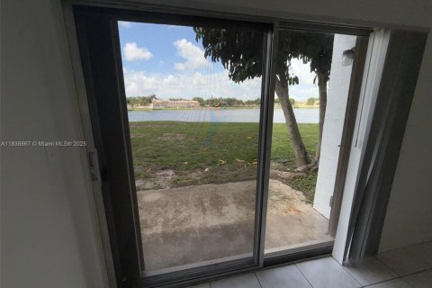 Condo in Miramar, Florida, 2 bedrooms  № 2037916 - photo 2