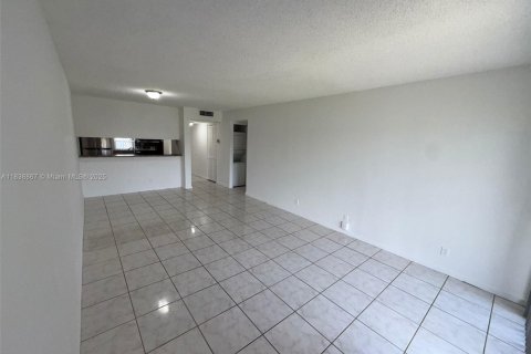 Condo in Miramar, Florida, 2 bedrooms  № 2037916 - photo 8
