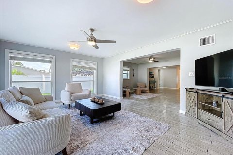 House in Saint Petersburg, Florida 3 bedrooms, 178.93 sq.m. № 1885516 - photo 13