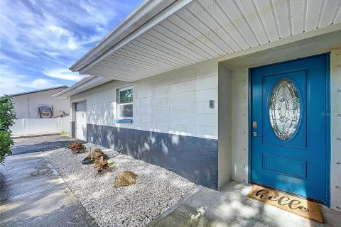 House in Saint Petersburg, Florida 3 bedrooms, 178.93 sq.m. № 1885516 - photo 2