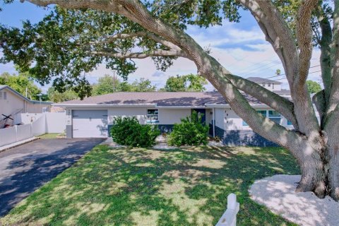 House in Saint Petersburg, Florida 3 bedrooms, 178.93 sq.m. № 1885516 - photo 1