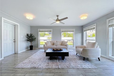 House in Saint Petersburg, Florida 3 bedrooms, 178.93 sq.m. № 1885516 - photo 12