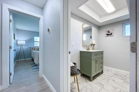 House in Saint Petersburg, Florida 3 bedrooms, 178.93 sq.m. № 1885516 - photo 28